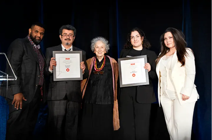 اهدای جایزه انجمن روزنامه‌نگاران مدافع آزادی بیان کانادا به نیلوفر حامدی و الهه محمدی، روزنامه‌نگاران در بند ایرانی